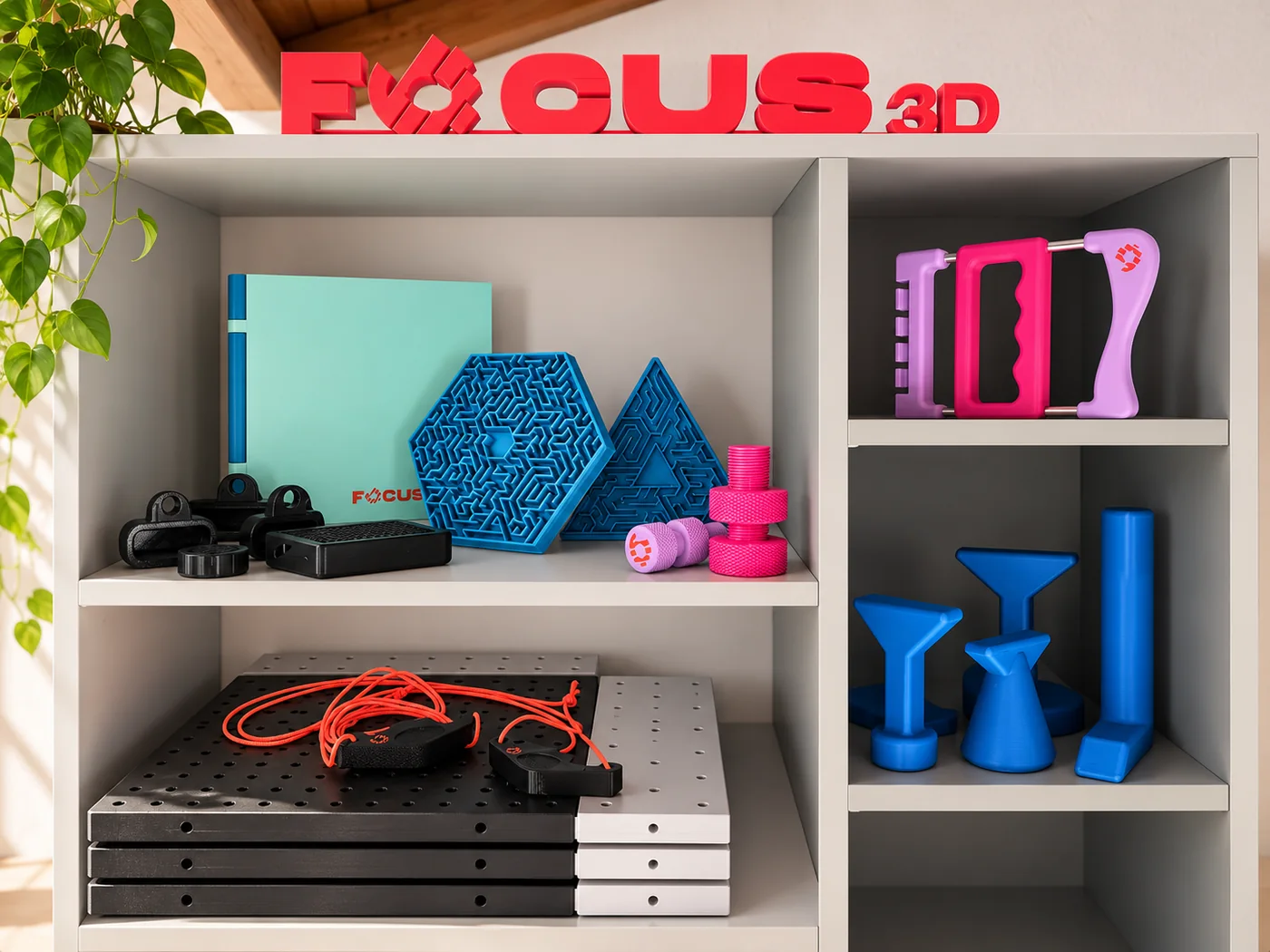 Scaffale con la dotazione di tools Focus3D di uno studio